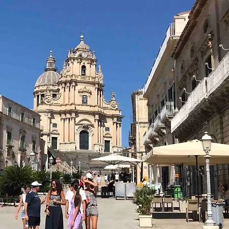 Accommodates 5 People Between Ibla And Casa vacanze Ragusa
