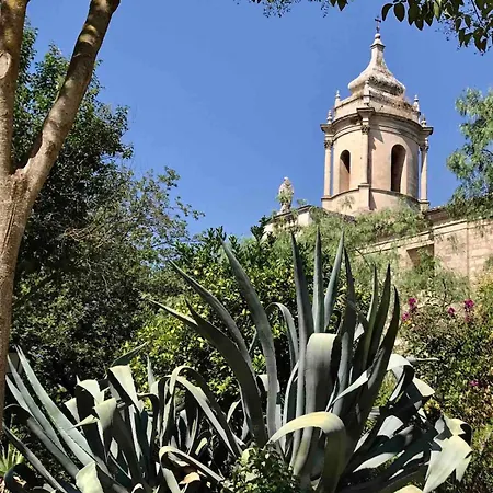 Accommodates 5 People Between Ibla And Casa vacanze