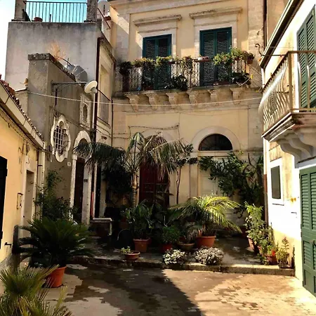 Accommodates 5 People Between Ibla And *